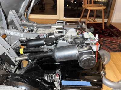 IMG_6935 standing actuator 1 plug unplugged.jpeg