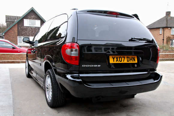Left/rear view of chrysler/dodge minivan voyager