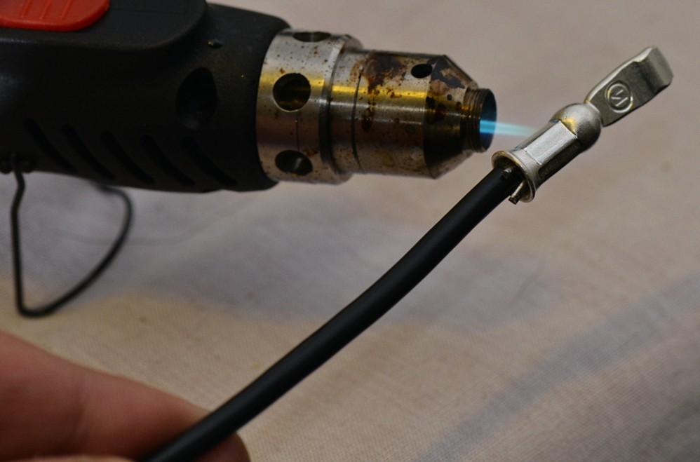 Heating the Anderson connector to solder the cable